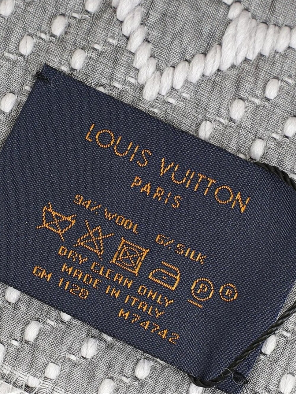 Louis Vuitton Pale Gray Monogram Knit Scarf with Motifs/ Excellent Condition! - Picture 2 of 4